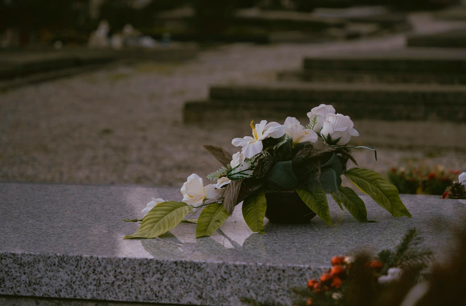 Rangkaian bunga putih di atas makam.